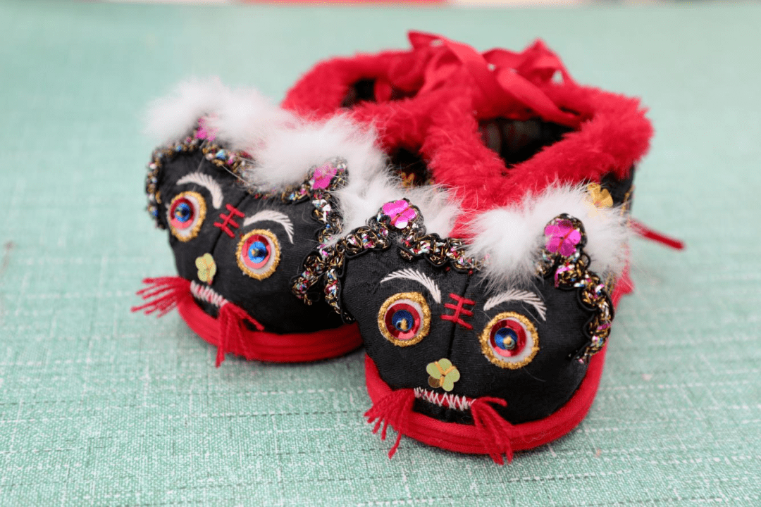 猫猫鞋是一种童鞋,因鞋头像猫头而得名.