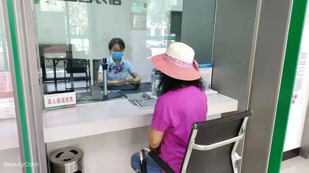 稷山农商银行：行长上柜台 服务在一线客户吴明霞夫妻俩 