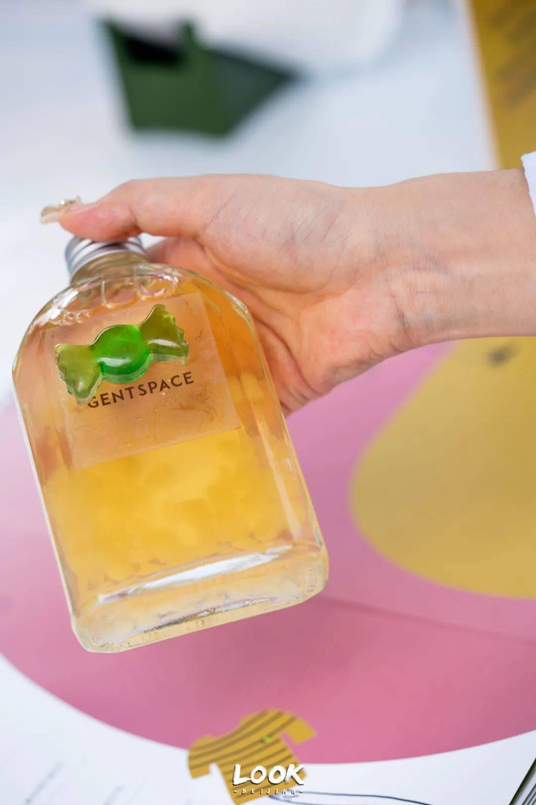 元素一搭配绿是一个包容性和可塑性很大的颜色还有糖宝元素的手拿袋