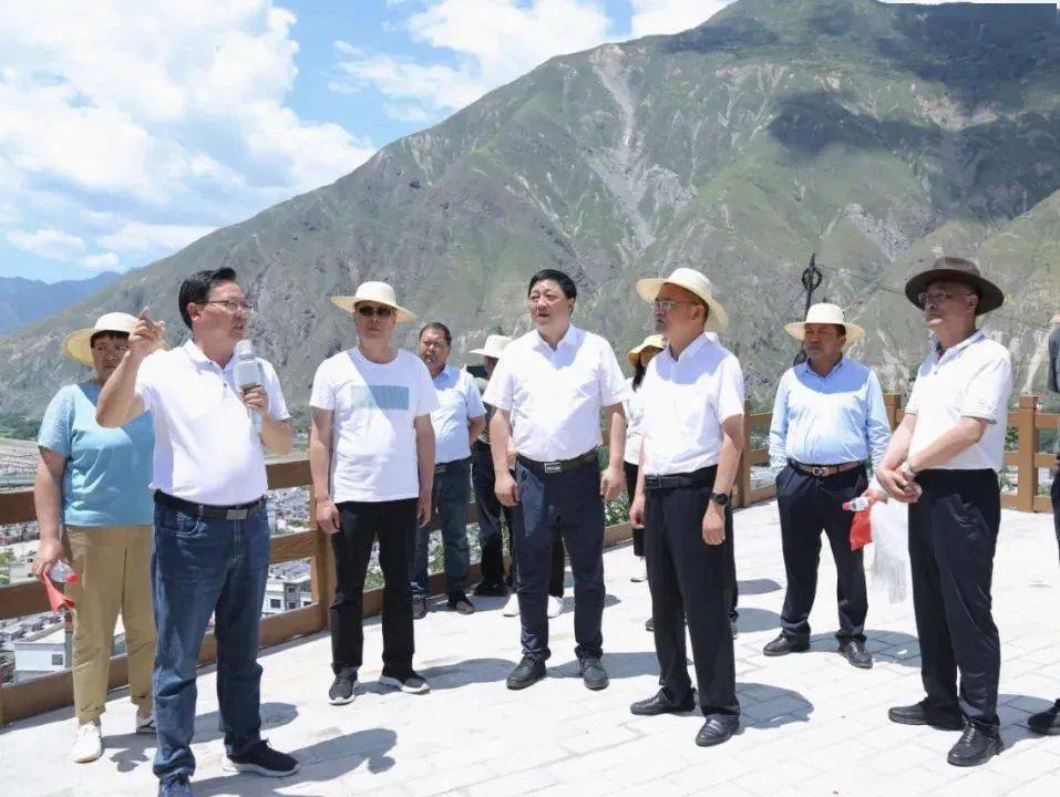市委常委,区委书记肖庆康,区领导贾周云,苏浩,乔明汉陪同考察.