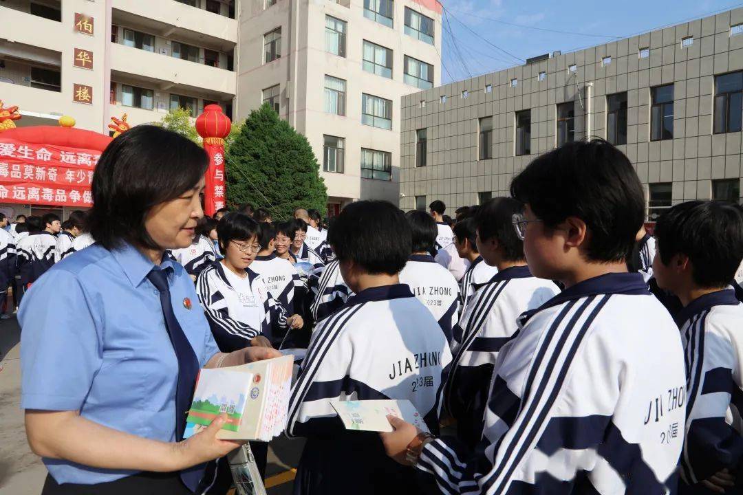 6月22日,佳縣人民檢察院與佳縣人民法院,佳縣公安局聯合走進佳縣中學