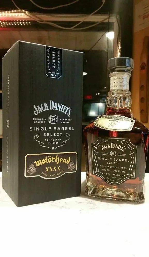 合作推出两款限量编号波旁威士忌,庆祝 1980 年经典专辑《黑桃a》(ace