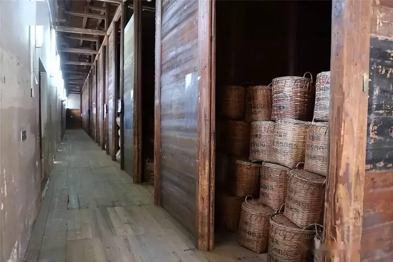 六堡茶陈化茶窖和木板干仓之谜_梧州_茶厂_茶叶
