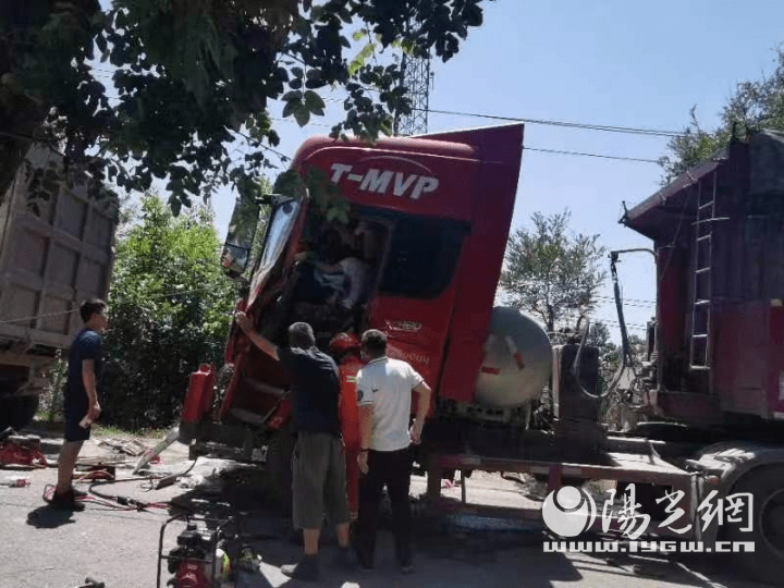 咸阳发生一起交通事故咸阳市中心医院急救中心成功救出被困者