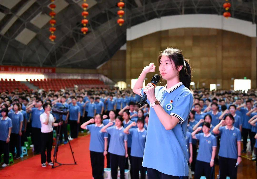 青春有梦勇敢前行余姚市实验学校2022届毕业典礼