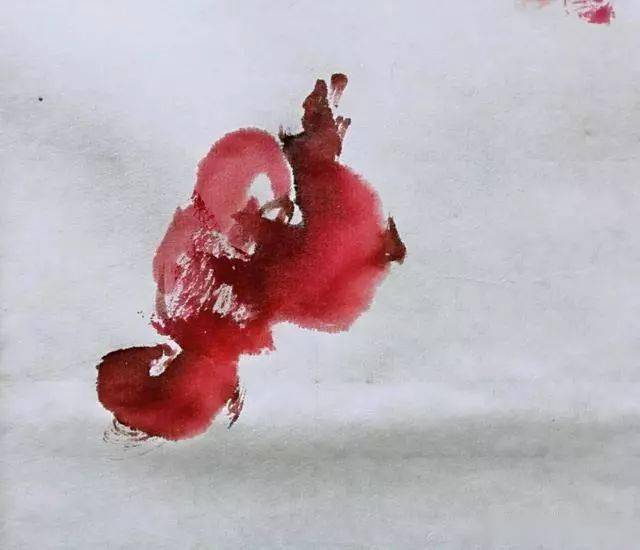 完善造型,笔尖蘸清水淡红色画出花蕾抱团的感觉第十二步:毛笔蘸署红