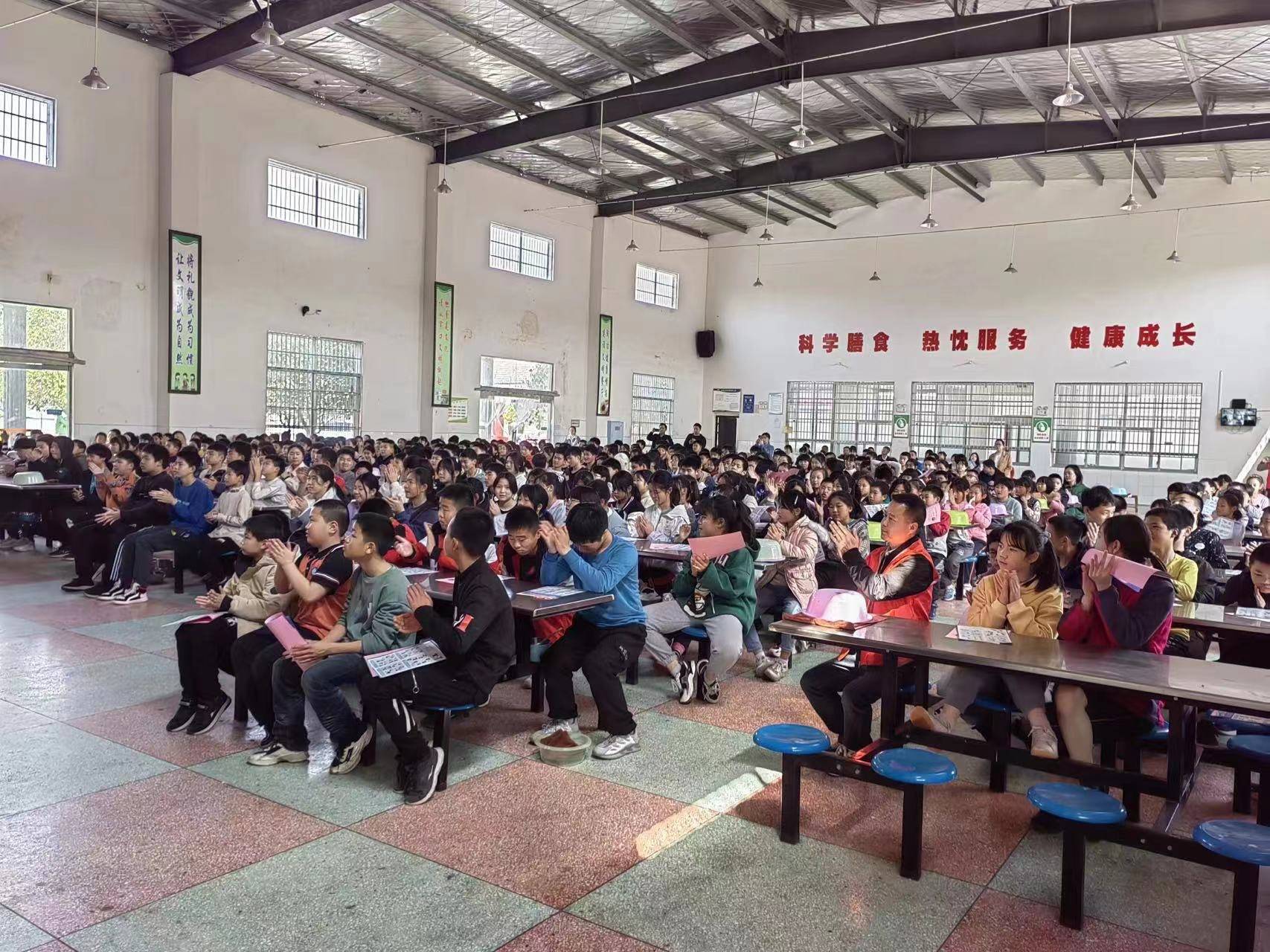 今年以来,安乡县三岔河镇把为在校学生注入"拒毒防毒思想疫苗"禁毒