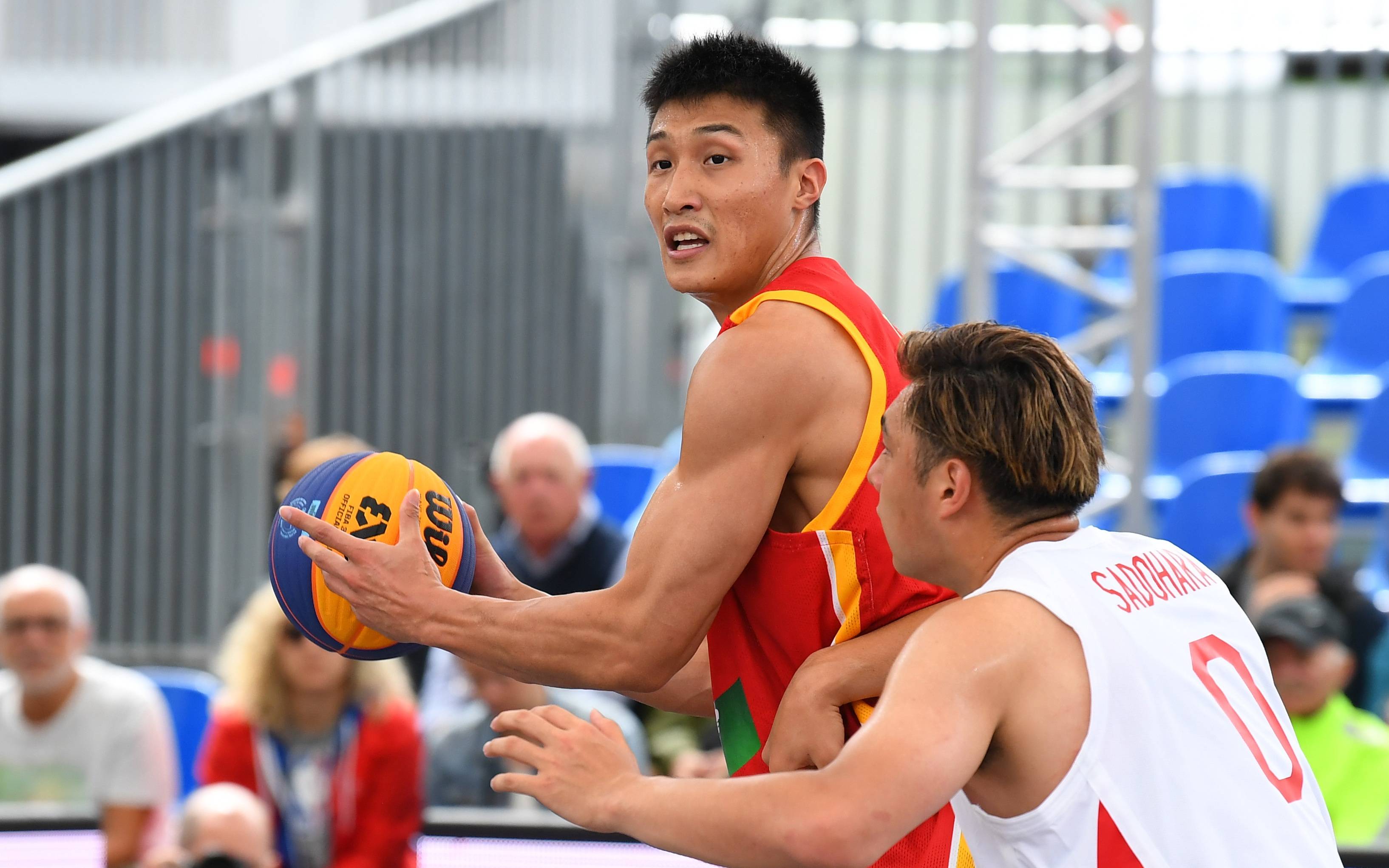 朱渊博(左)在比赛中控球,战胜日本队成为中国三人男篮唯一的胜绩.