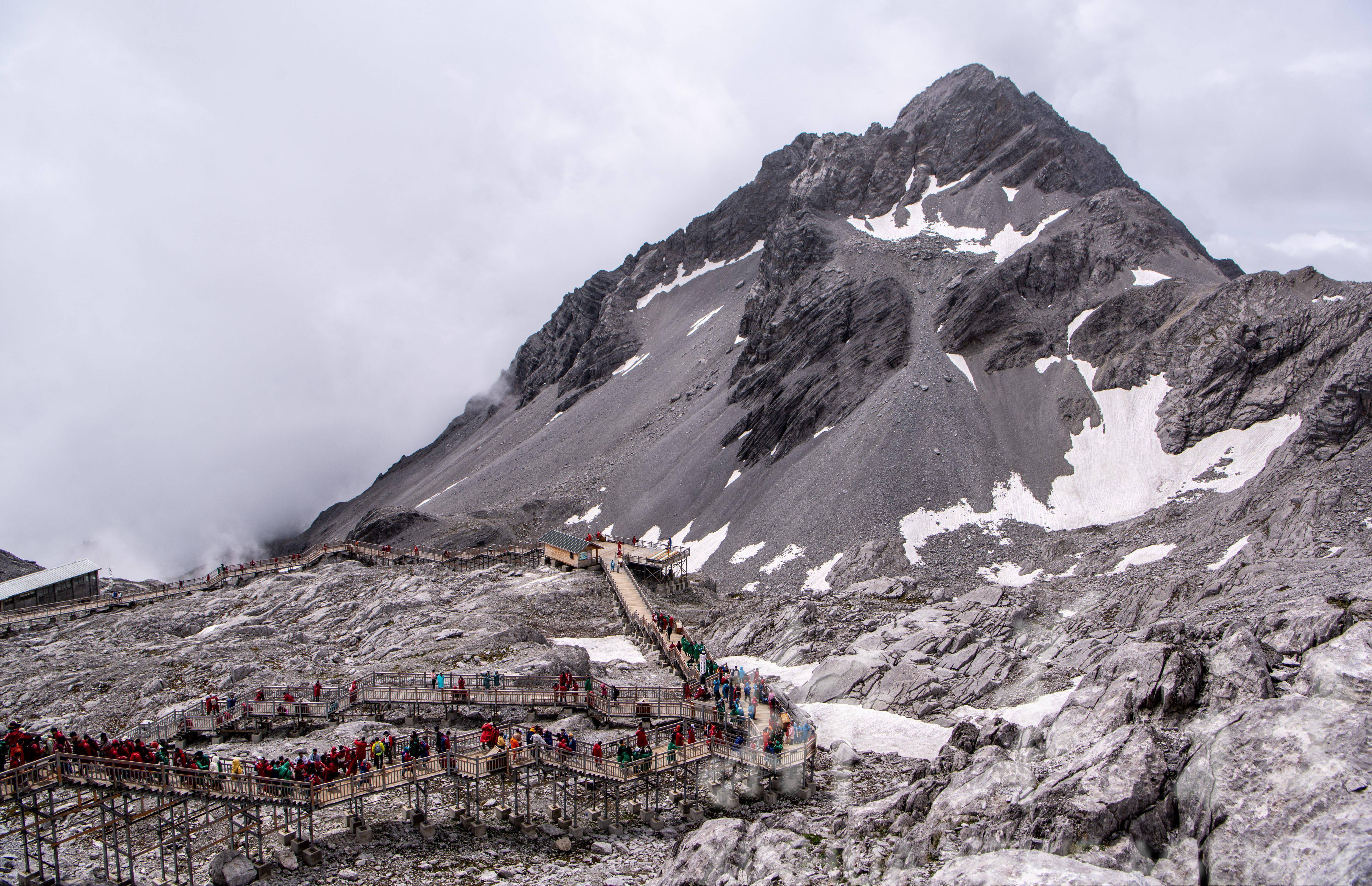 云南丽江玉龙雪山迎来夏日旅游热