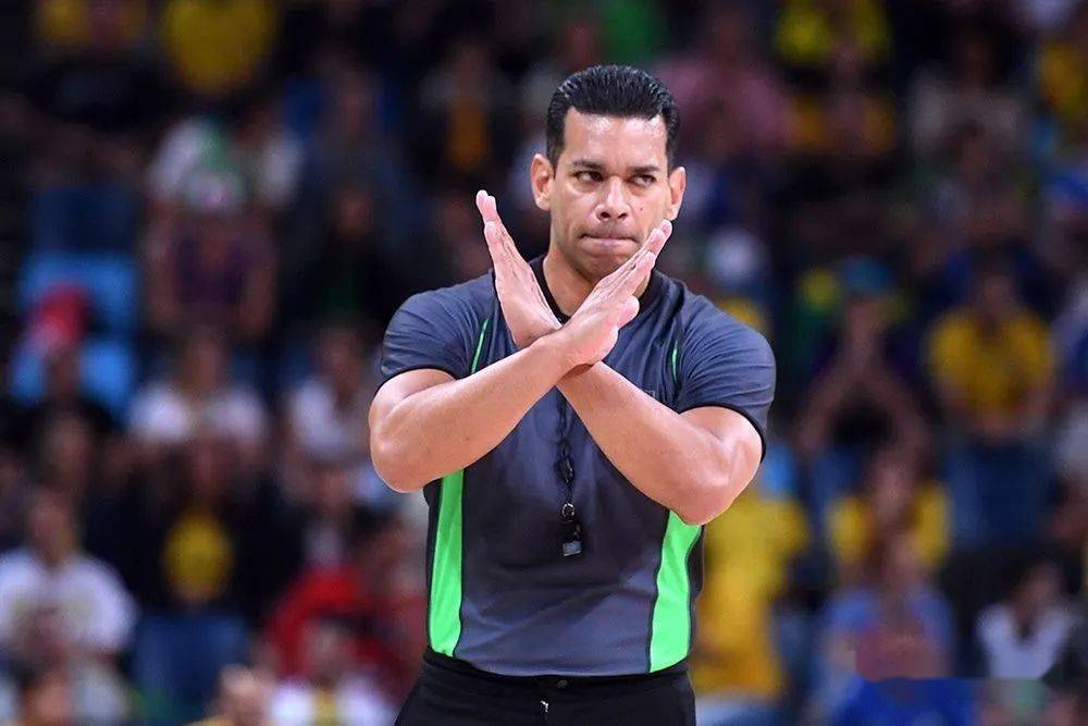 篮球裁判追踪裁判执裁掩护犯规移动中掩护