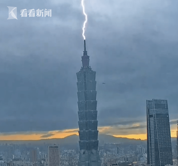 暴雨席卷台北闪电劈中台北101大楼 斯雯 地区 部分