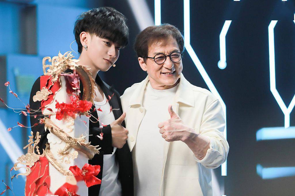 成龙直播首秀上演回忆杀获黄子韬助力点赞量超32亿