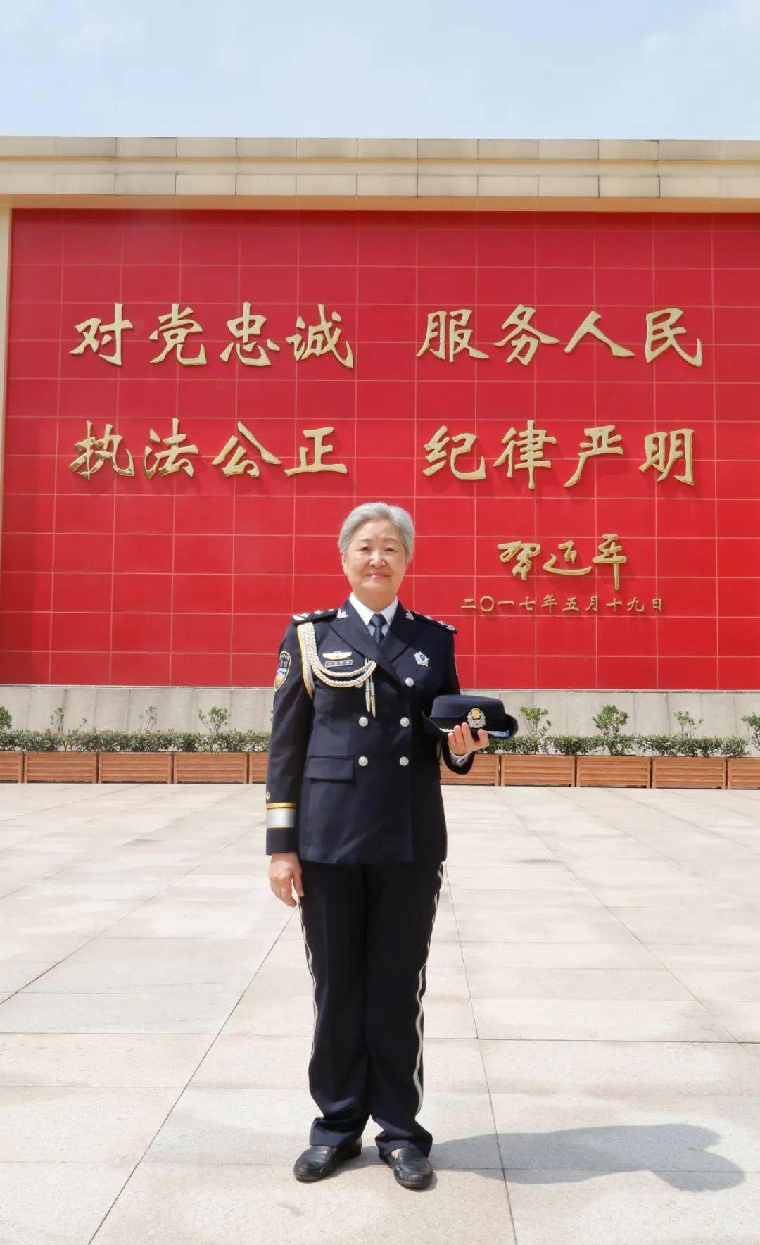 正规女式警服图片