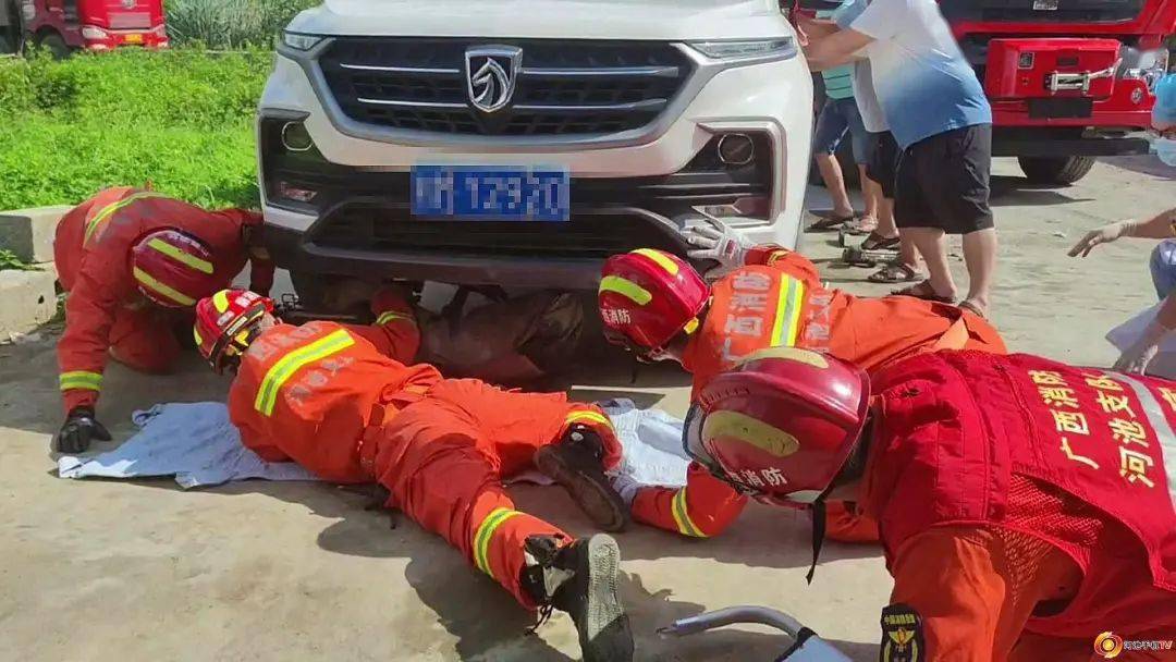 事發都安:醉漢大早上躺路邊,不幸被越野車碾壓…_男子_河池_車底