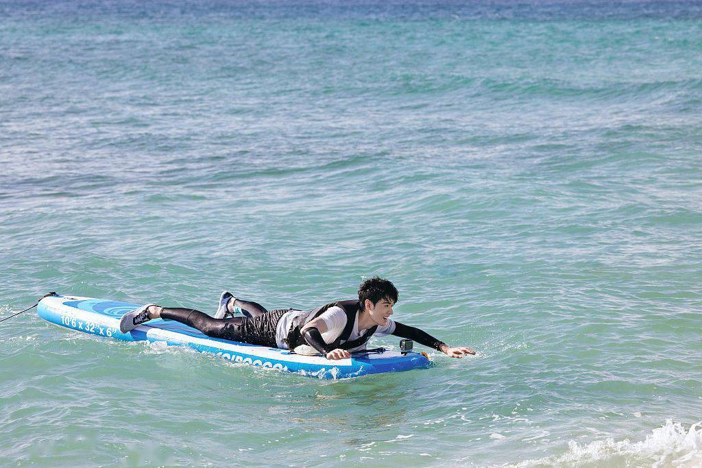 龚俊发布极限挑战录制写真海边帅气冲浪凸显运动活力