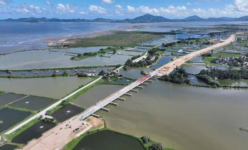 大橋左幅順利貫通山外東至海陵大堤段項目的作為廣東濱海旅遊公路近日