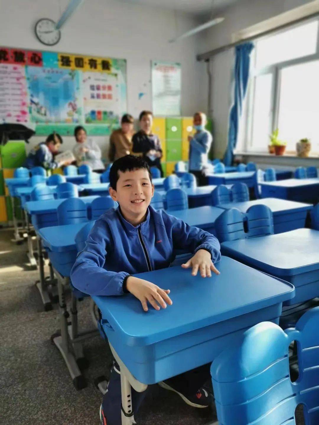 老师… …我不舍在那灿烂的阳光下和小伙伴们快乐地奔跑嬉戏打沙包