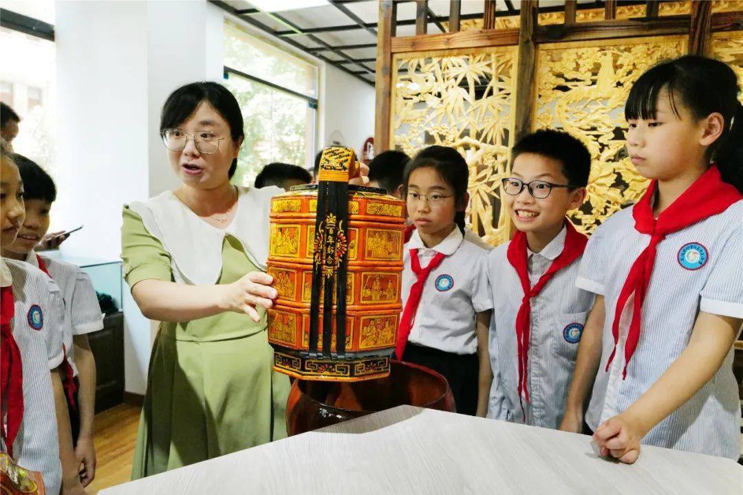 柳市象东有所"宝藏"学校:校园内有金漆圆木展厅,还有菜地,无土栽培池