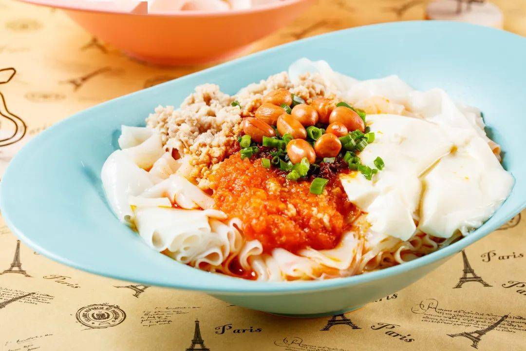 剪粉也叫卷粉,剪粉其实就是用米浆蒸出来的薄皮,口感介于米粉和凉粉