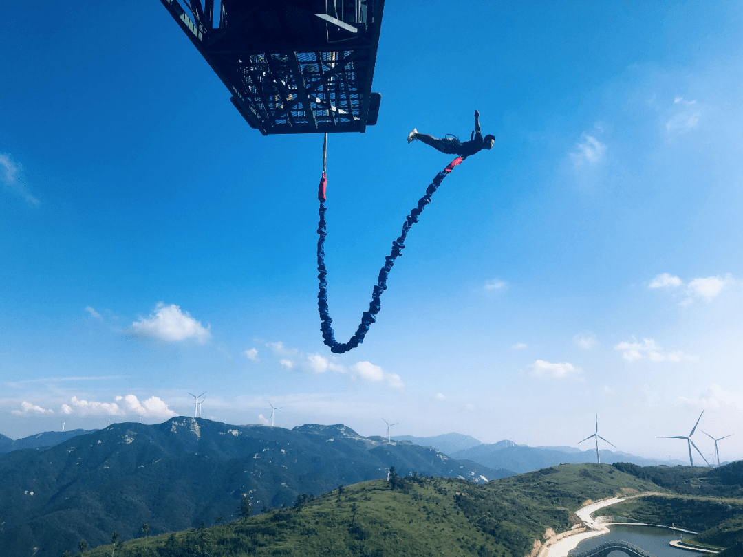 蹦极鸡公山桃花寨景区玻璃吊桥长218米,垂直落差近100 米,通过第三方