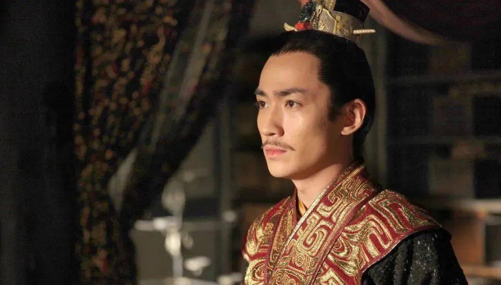 在2015年古装历史剧《芈月传》中,朱一龙饰演了秦昭襄王嬴稷,剧中人物