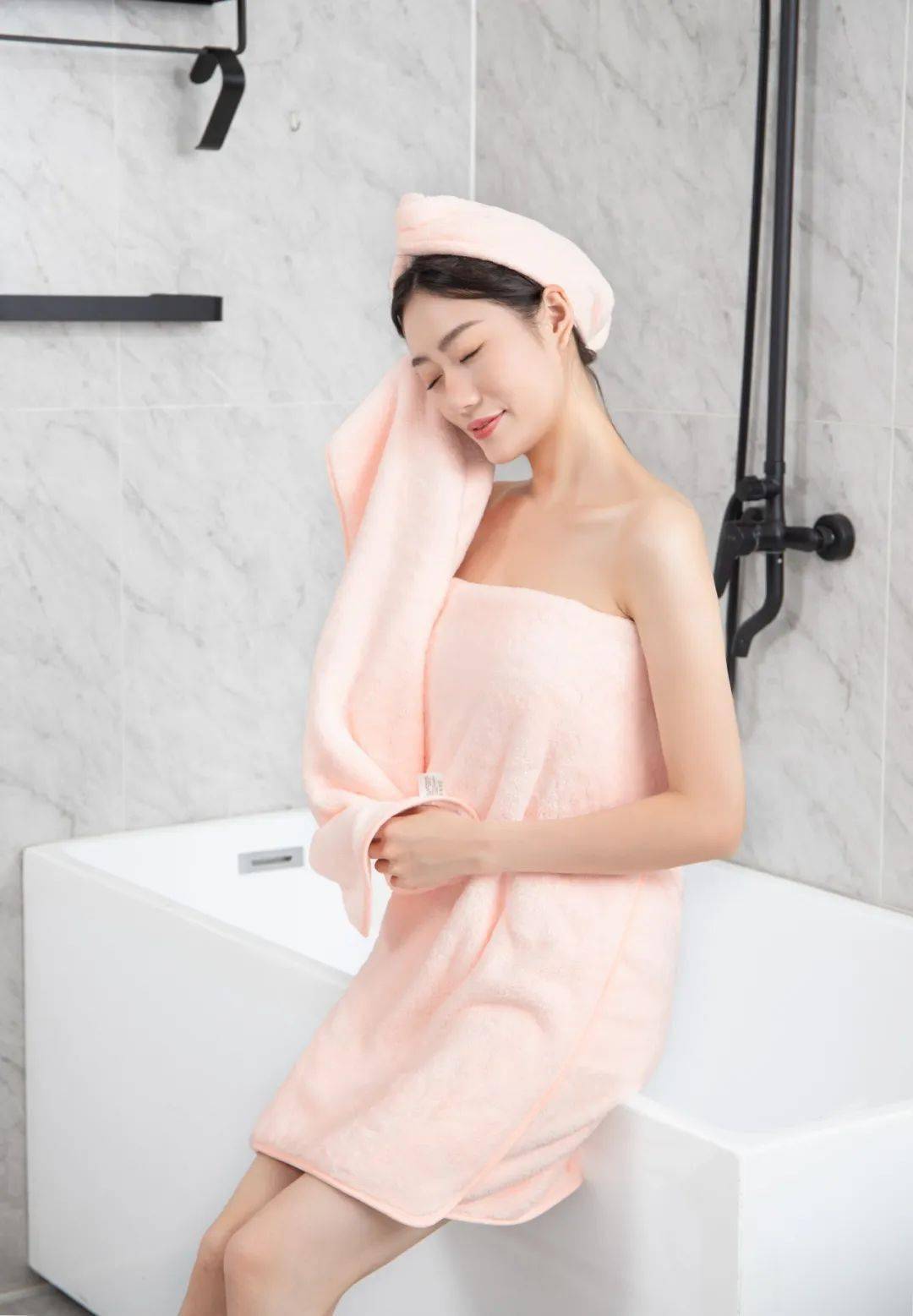 浴巾的使用方法女性图片