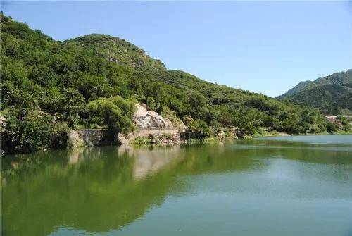 白龍潭風景區位於密雲城區東北三十公里,太師屯鎮龍潭山中,地處燕山