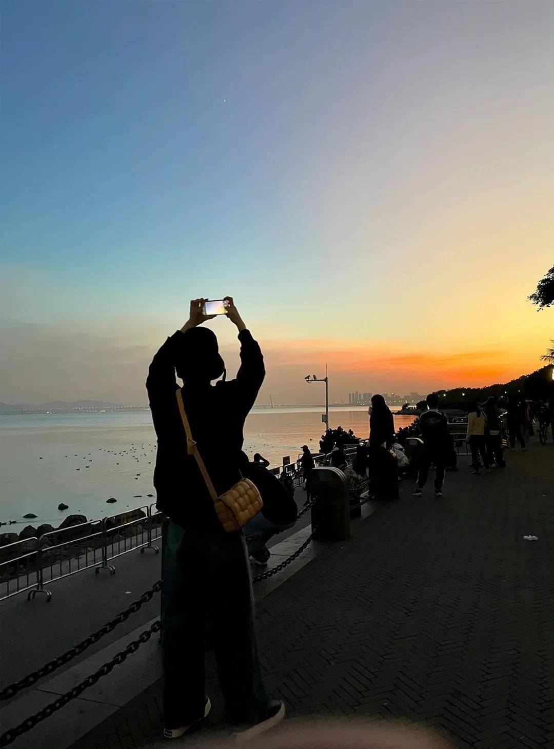 白敬亭行走的拍照姿势大全
