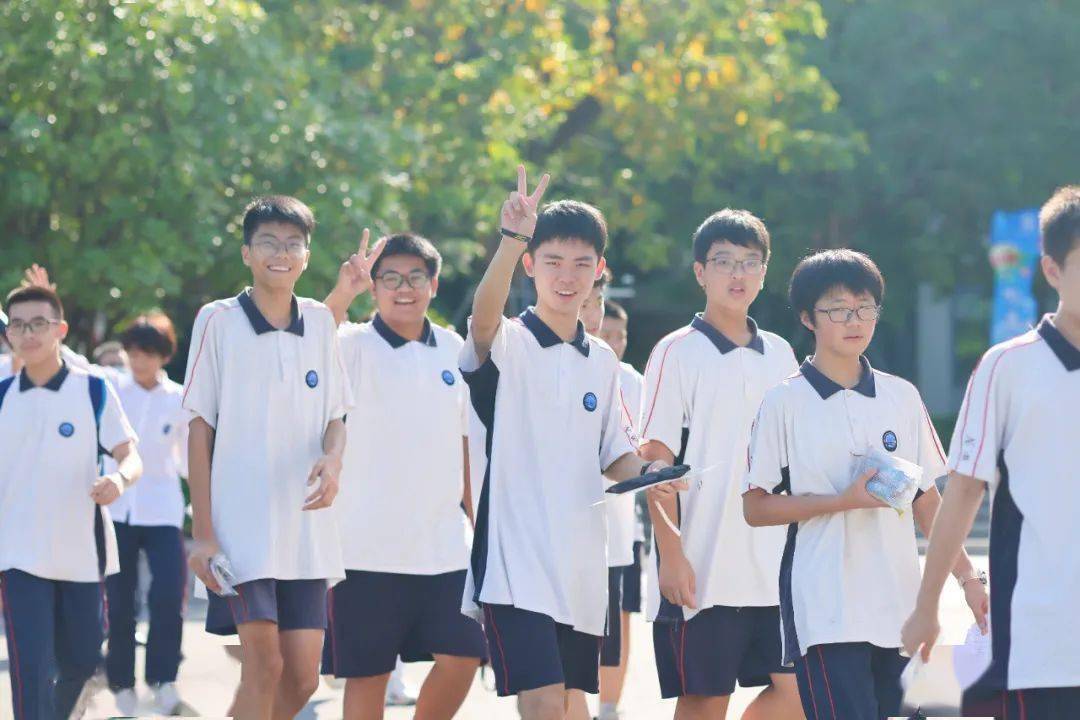 "在松山湖实验中学考场门口,松山湖南方外国语学校的考生们的脸上洋溢