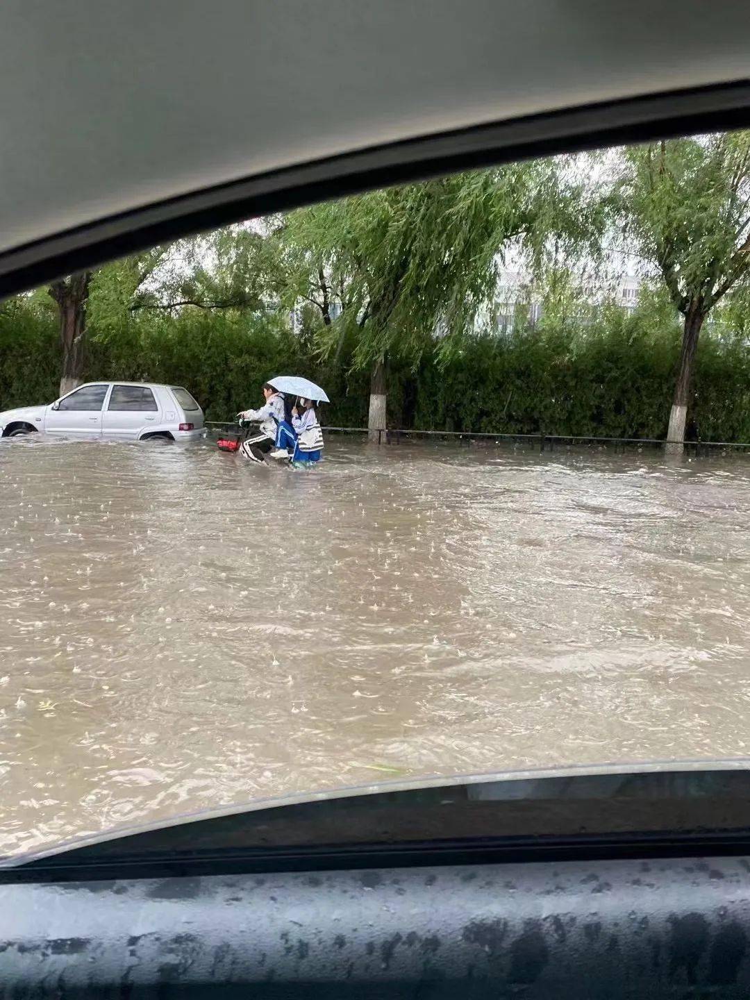 河北张家口暴雨图片