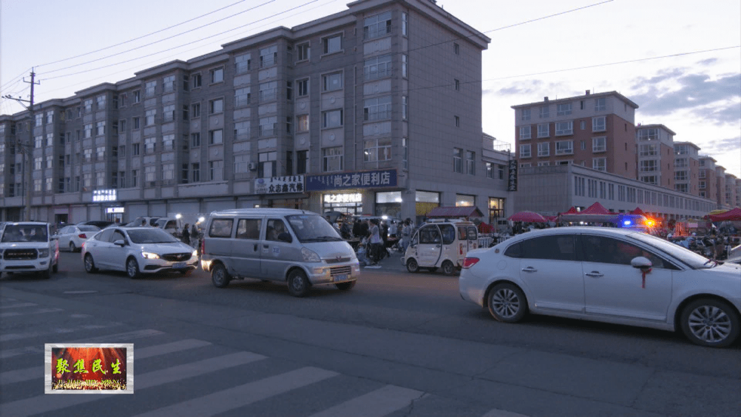 道路两旁停车多 居民出行不便_罗宇超_车辆通行_锡林浩特市