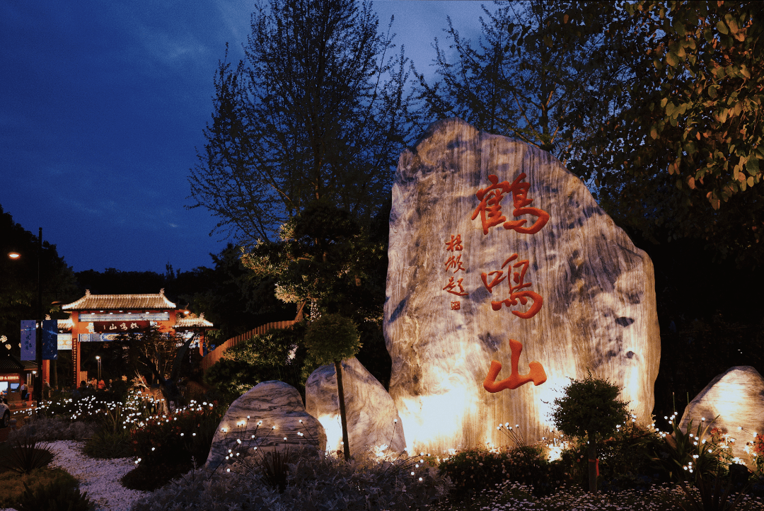 耍都西侧紧邻鹤鸣山景区北侧连接王府井购物中心商圈一道天桥直接拉近