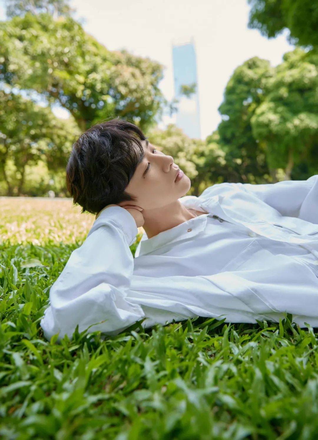 白敬亭行走的拍照姿势大全