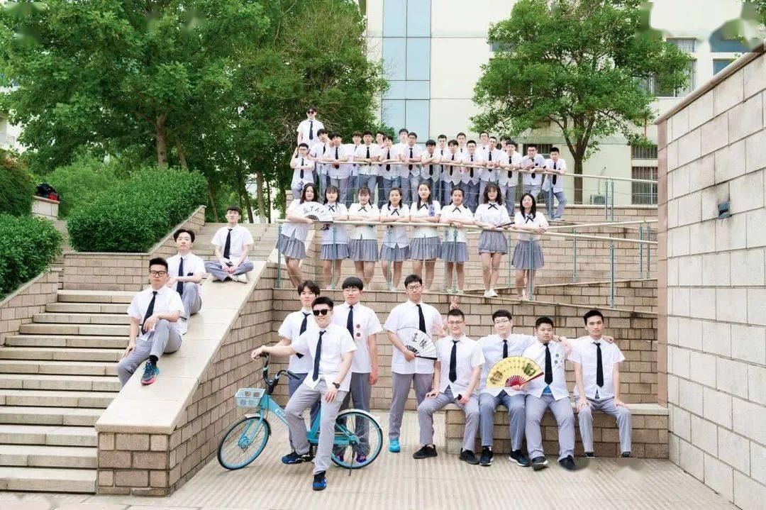 我们的故事被一张张合照串联起来从"一二一"开始到"三二一"结束曾身着