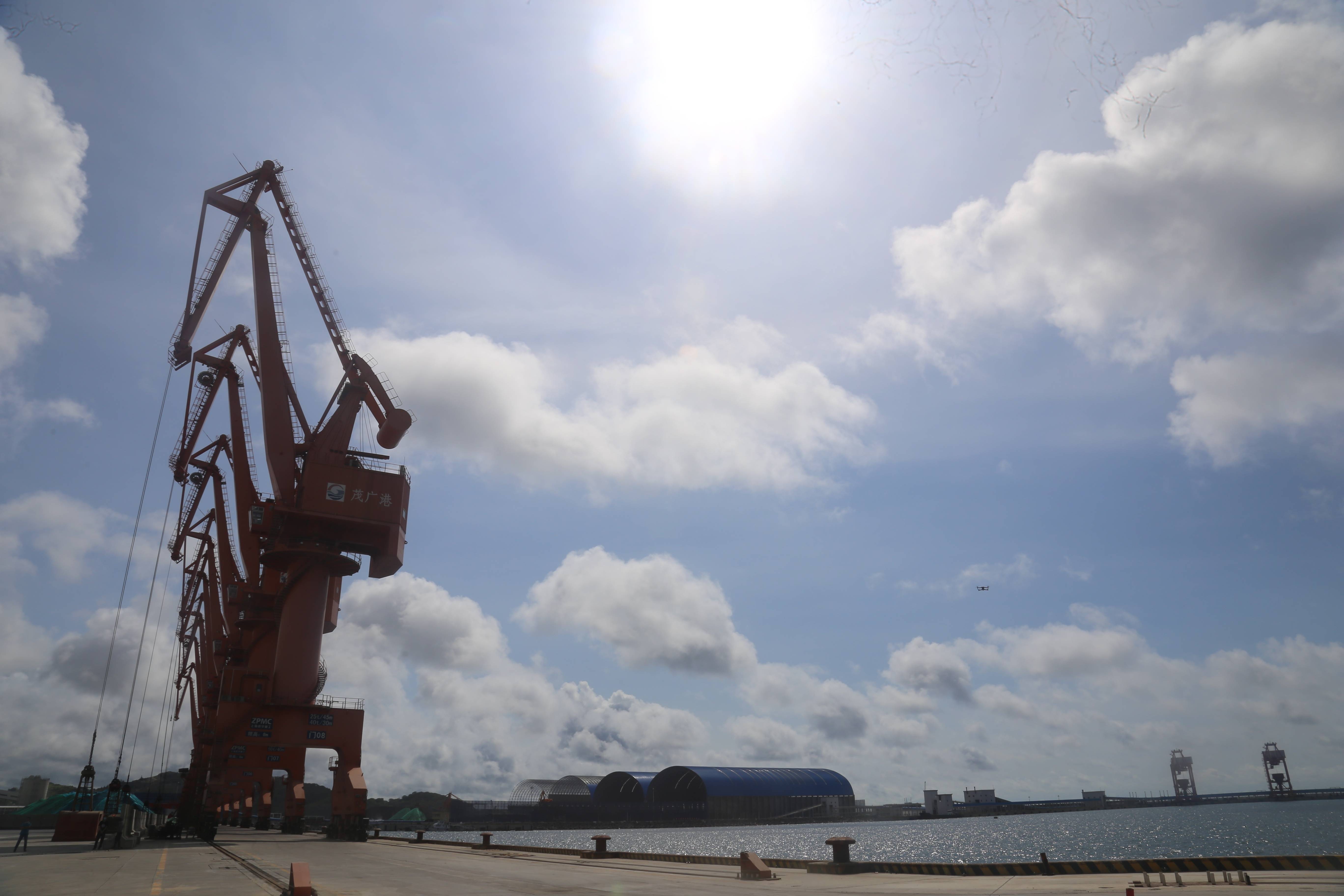 一天两大项目动工茂名滨海新区项目建设热浪滚滚