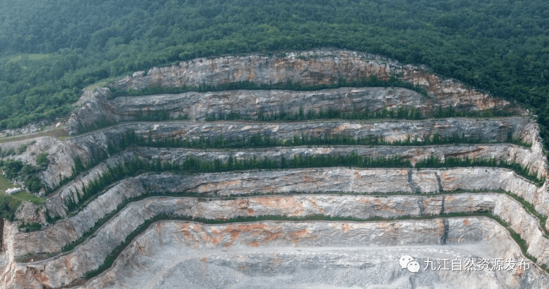 夫山白云石矿采用岩壁刻字 自然修复,岩壁自然风化与"青铜故里"石刻相