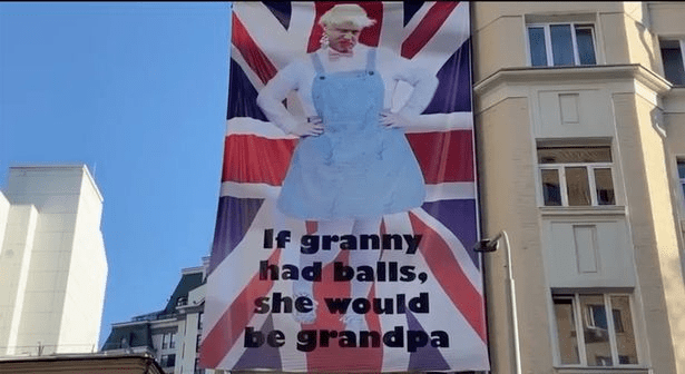 俄罗斯民众的回击？英驻俄大使馆旁现巨幅英首相着女装海报