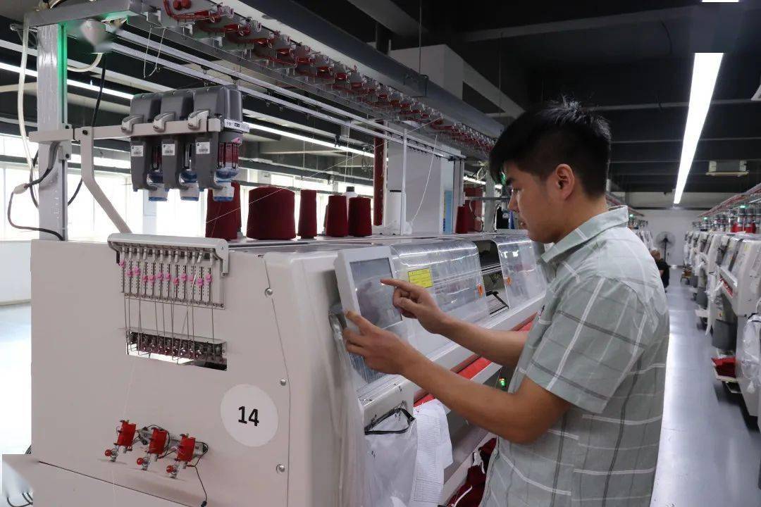 突围记办了26年的毛衫厂选中了一批26岁的年轻人