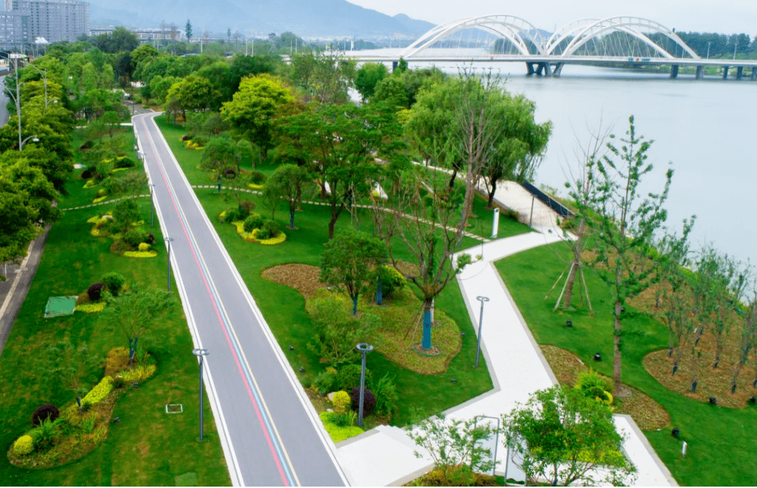 绿化设计时,减少了整形苗木的使用,只保留了原有的高大乔木,保护原