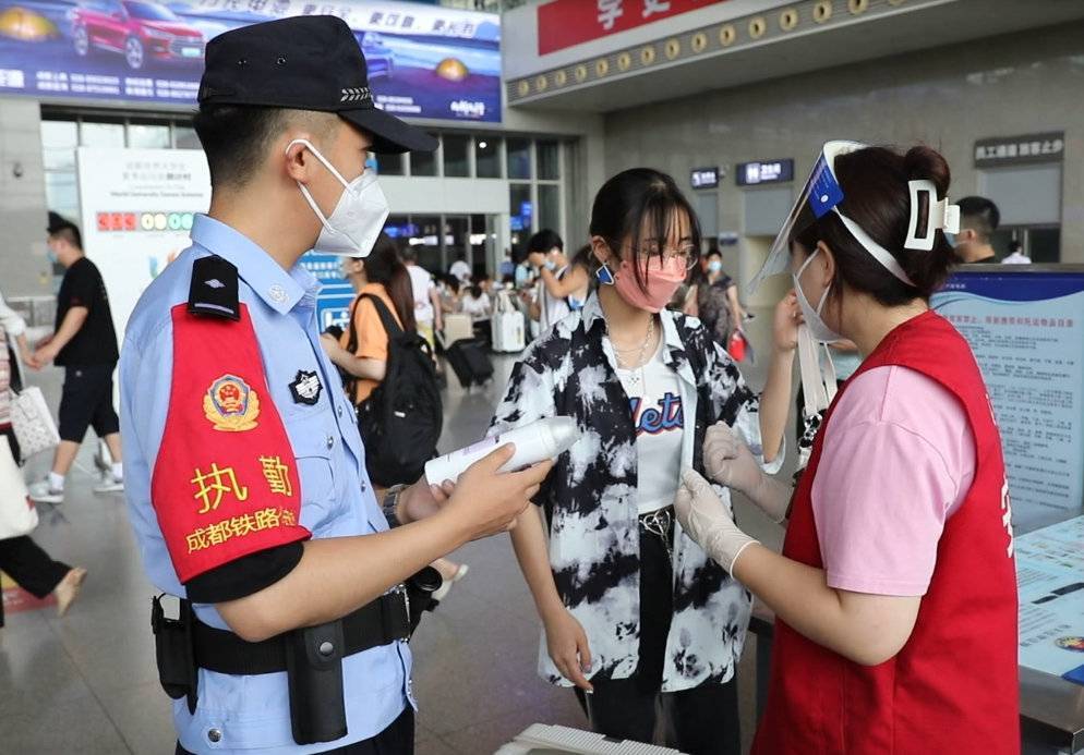 开云 开云体育平台民警解读火车携带物品新规 酒多少能带？花露水能不能带？(图5)