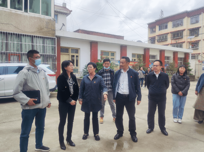 县委常委,组织部部长,党校校长李娟陪同.