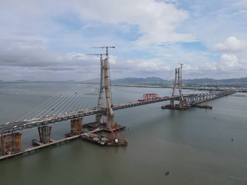 广东汕头牛田洋特大桥主桥成功合龙