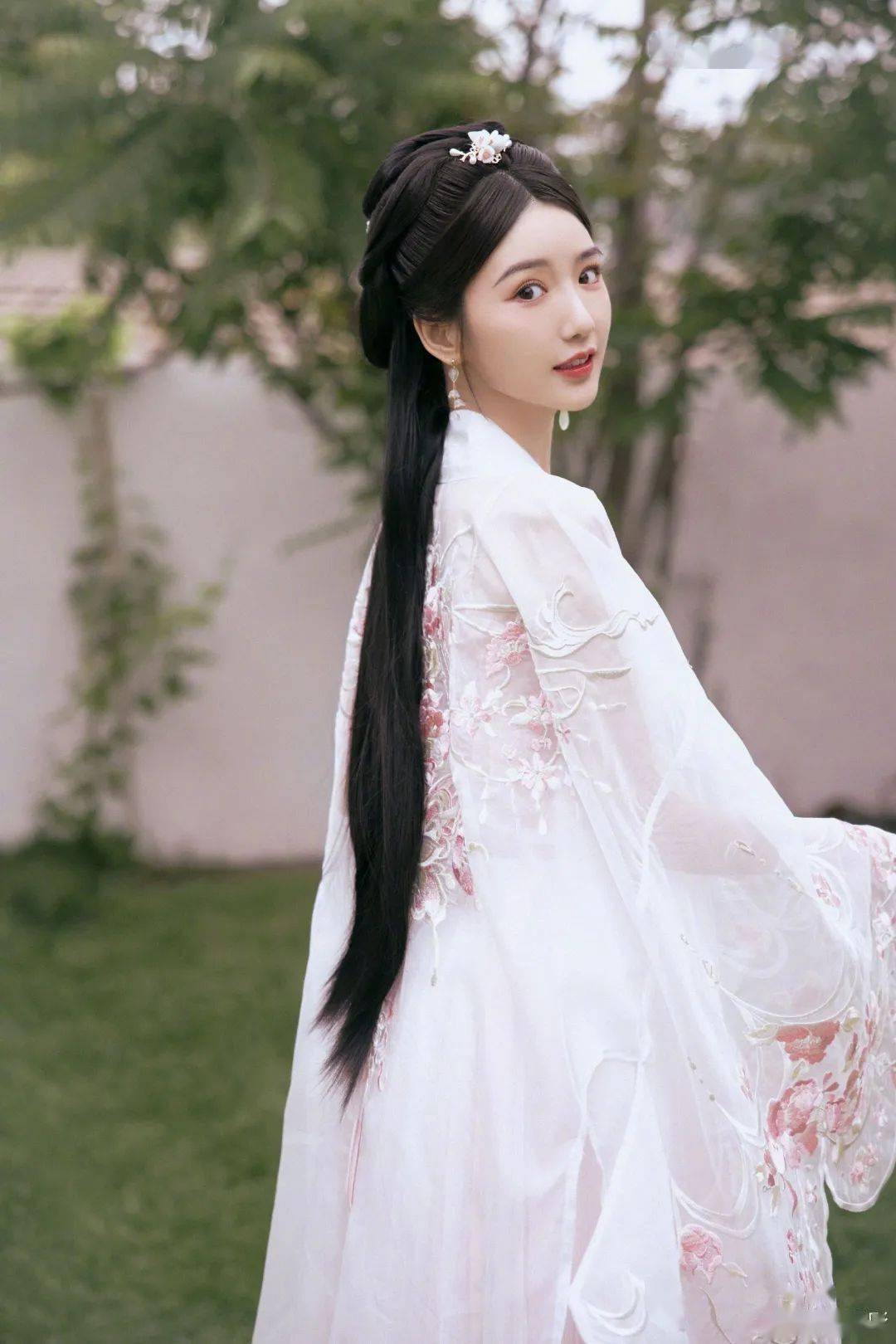 这些女明星请给我"古装半永久"!_造型_都灵_毛晓彤