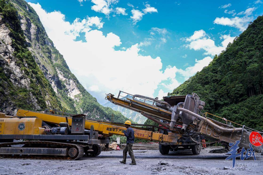 相見蜀道綻放紫荊花香港援建的綿茂公路為何一建十幾年