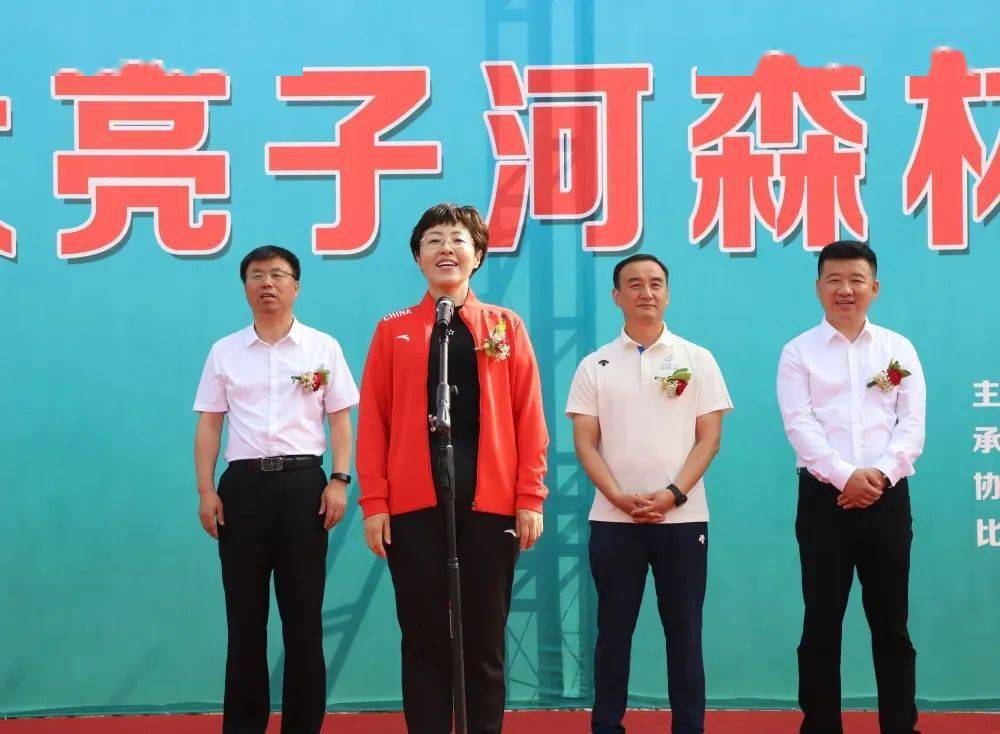 随着县委书记徐凤军为运动员比赛出发鸣枪发令,312名参赛选手冲出起跑