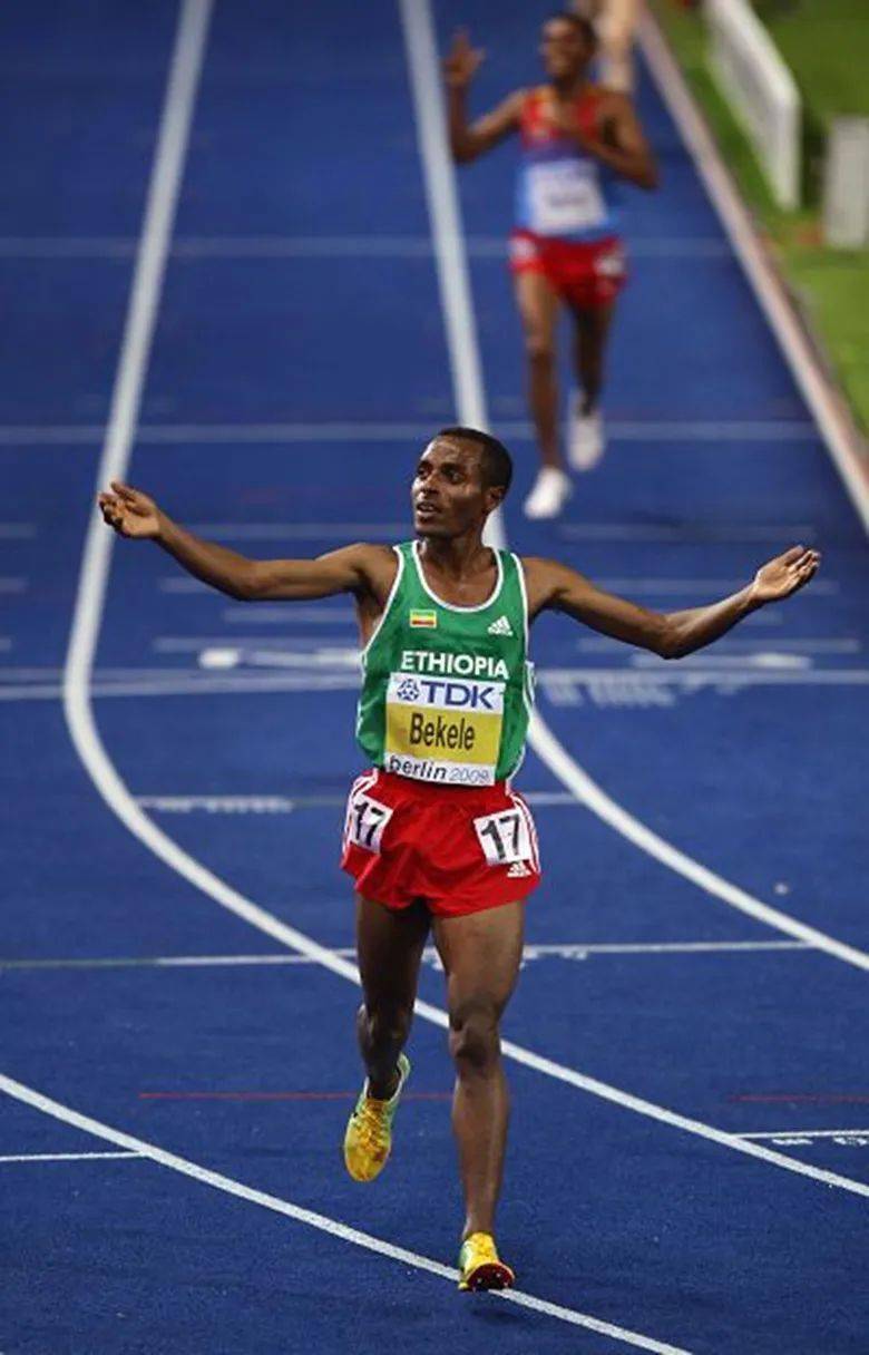 2005年8月,埃塞俄比亚的贝克勒在布鲁塞尔站黄金大奖赛上以26分17秒的