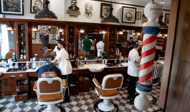 规定:不许理发店给顾客洗两次头,否则罚款500欧元(约合人民币3500元)!