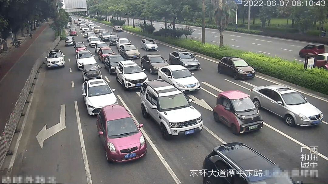 桂柳路车道瘦身改造以后,柳州交警再出招,对东环大道潭中东路口东进口