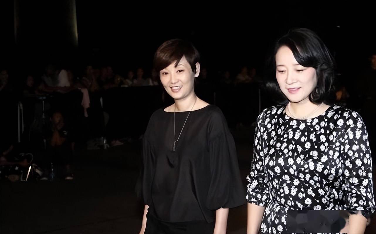 陈小艺有成熟女人的气韵穿碎花裙同框徐帆看着气质挺耐看