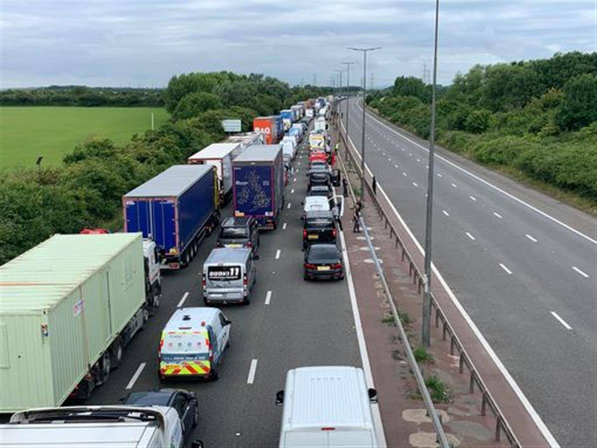 英国司机在高速上集体开慢车堵路抗议高油价